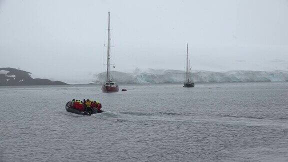 在南极洲航行的游艇南极冰山之旅红船探索极地自然界的全球变暖效应