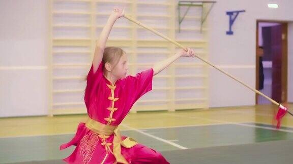 少女在逸夫太极武术训练武术练习