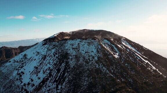 维苏威火山的无人机航拍画面