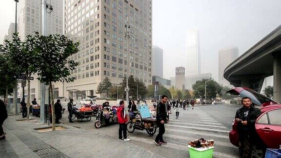 中国北京2014年10月25日:中国北京国贸CBD附近摊贩们站在车道上卖着他们的商品