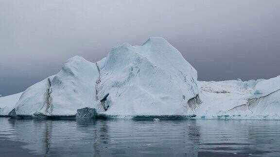 全球变暖和气候变化格陵兰岛伊卢利萨特冰峡湾的冰山和冰融化北极自然冰景观的航拍视频联合国教科文组织世界遗产