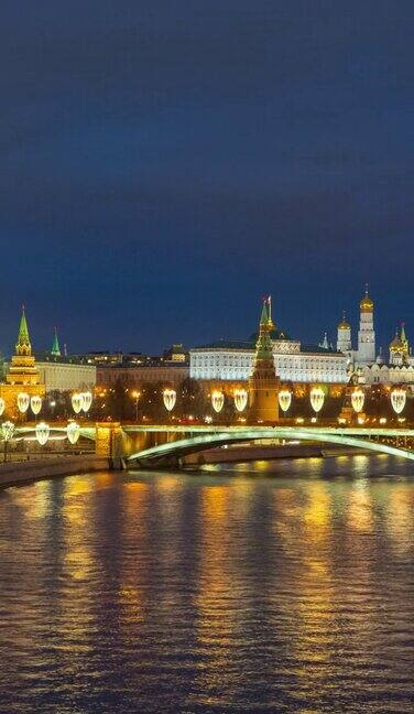 黄昏时分克里姆林宫和莫斯科河的垂直延时