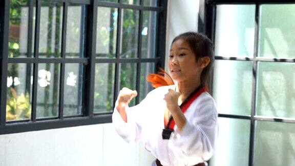 肖像亚洲女孩跆拳道工作室