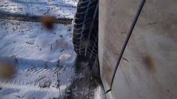 贴近雪地行驶的客车车轮留下车胎印