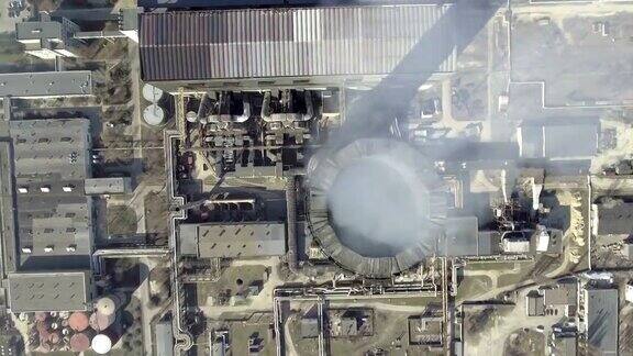 一个燃煤发电厂的天线前视图