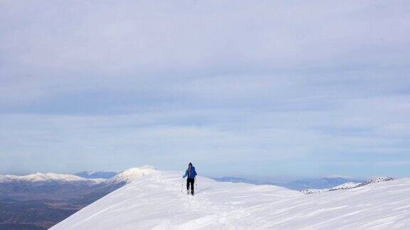 女性登山者在冬季攀登高海拔的山峰