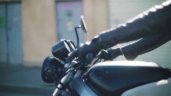 年轻的白种摩托车手在城市里骑着摩托车慢镜头慢镜头近景镜头聚焦