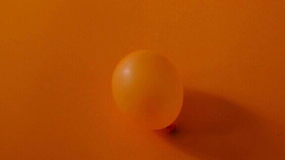 橙色背景上的气球