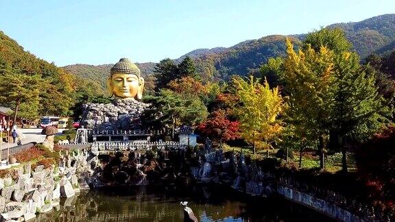 鸟瞰韩国永仁瓦宇寺秋季佛像