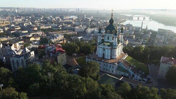 乌克兰基辅旅游景点:黎明时分的圣安德鲁教堂