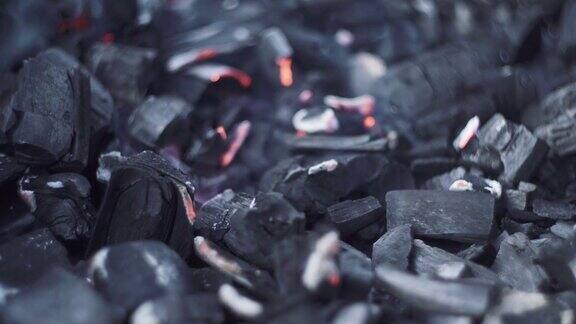 在煤炭上燃烧