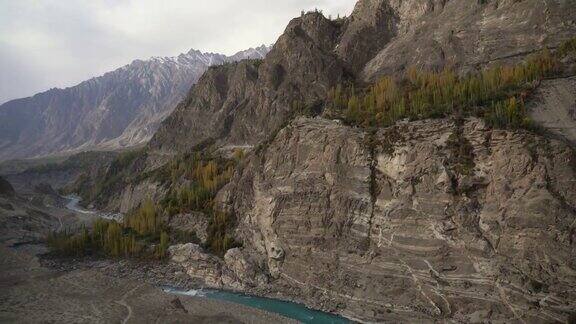 秋季喜马拉雅山脉的河谷