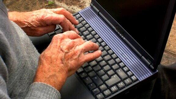 上了年纪的男性在用笔记本电脑