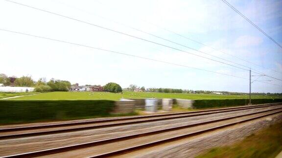 火车高速行驶快速铁路高速列车