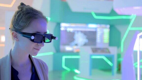 年轻女子戴着3d增强现实眼镜