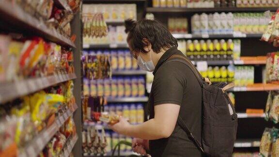 亚洲人在超市挑选方便面