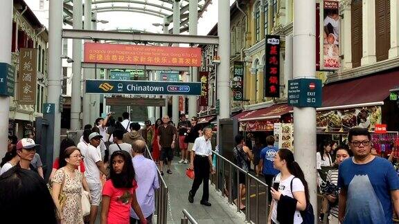 新加坡的地铁入口和唐人街市场