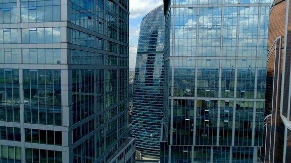 空中高度接近摩天大楼