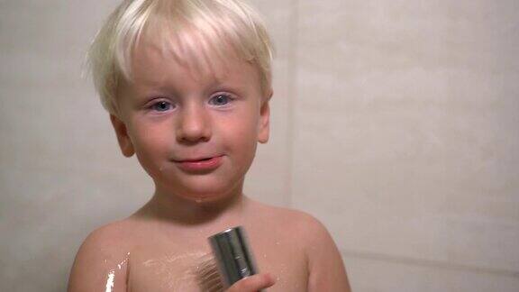 一个两岁的男孩在淋浴间洗澡