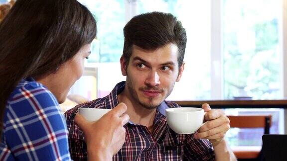 一个帅哥和他的女朋友喝咖啡的特写镜头