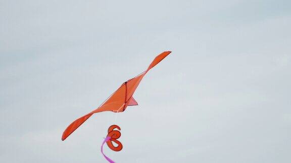 色彩鲜艳的轻型玩具风筝在风中飞翔