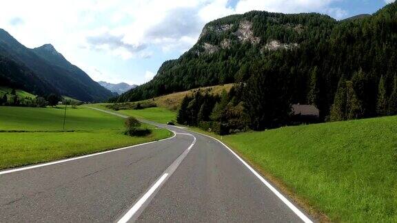 奥地利骑摩托车的人在风景优美的山路上第一人称视角