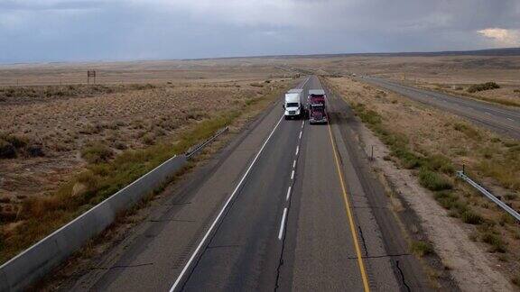 犹他州东部沙漠四车道70号州际公路上的重型半挂车