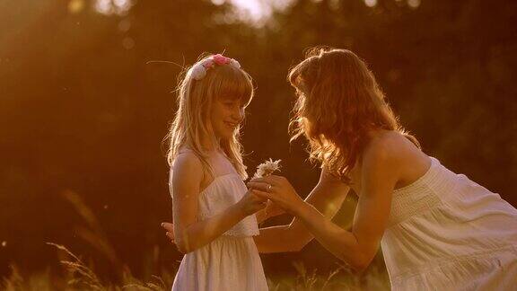 小女孩在日落时分送花给母亲