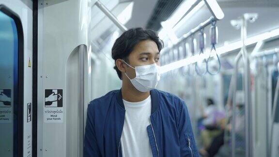 亚洲男子在地铁上戴口罩