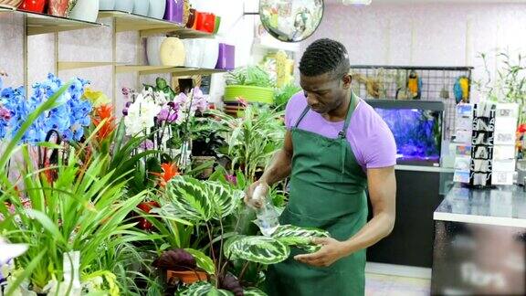 非裔美国男子花店工作