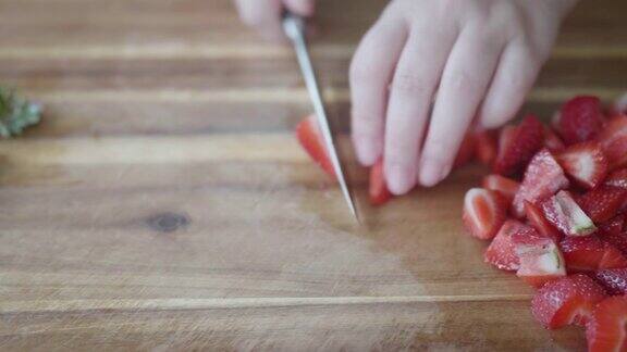 在木板上手工切草莓
