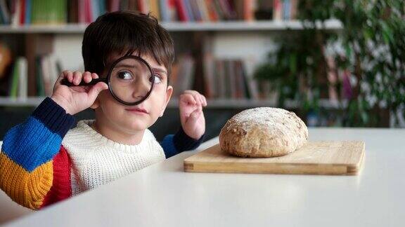 小男孩拿着自制的酸面包