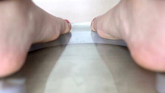 需要饮食在秤上测量体重的女人