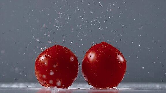 番茄茄水果落在水慢镜头4K