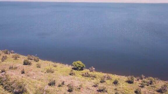 无人机在亚美尼亚著名的塞万湖上空飞行湖水清澈
