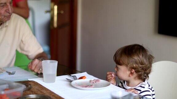 一家人在餐桌上吃饭爷爷和小宝宝一起吃午饭
