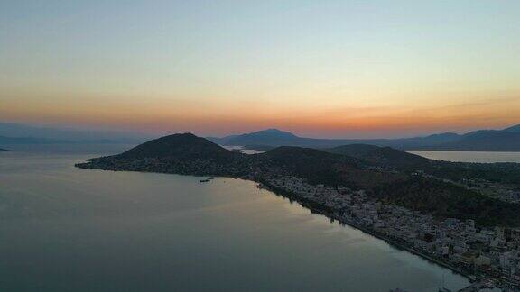 航拍50便士的镜头拍摄了夏天日落时分希腊爱琴海萨拉米斯岛的海滩上的船只和游艇
