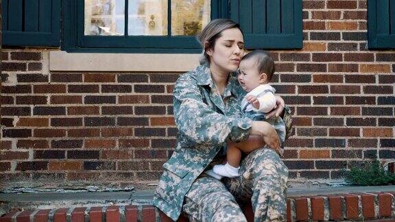 女士兵安慰她哭泣的女婴