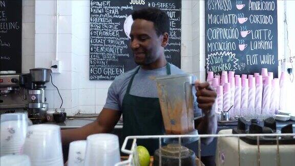 快乐的黑人在一瓶果汁中服务看起来非常高兴和微笑