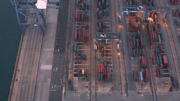 集装箱船在夜间繁忙工业港口的鸟瞰图