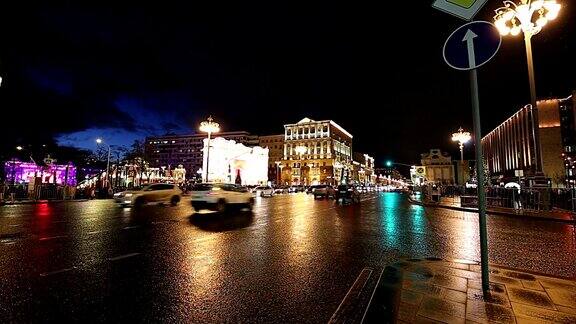 圣诞和新年假期照明和交通在莫斯科市中心(靠近克里姆林宫的特维斯卡亚街)晚上俄罗斯