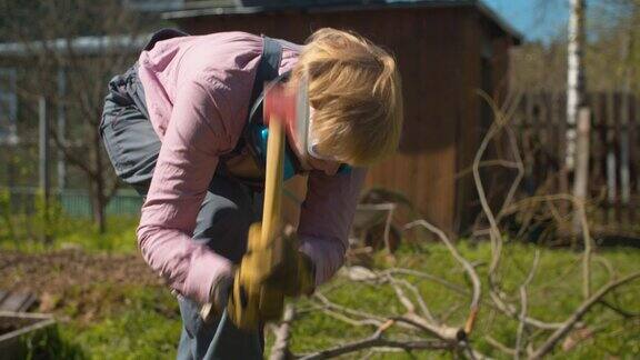 中年妇女在砍树枝
