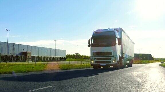 大型白色半挂车与货物拖车移动在工业区空旷的道路与阳光照耀的背景