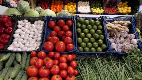 水果蔬菜市场有各种颜色的新鲜和有机蔬菜水果在农贸市场成熟的西红柿黄瓜卷心菜辣椒蘑菇莳萝洋葱苹果大蒜在农贸市场