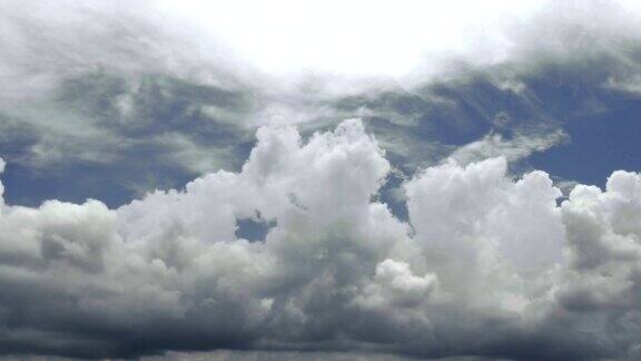 深蓝天空上空damatic云的时间流逝
