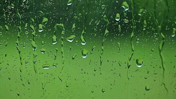 风雨交加的日子雨滴在窗户上流动