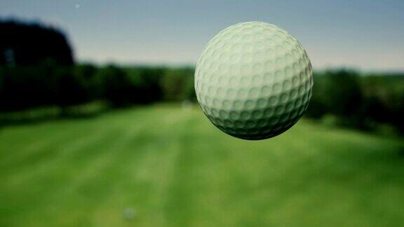 高尔夫球被击飞至空中特写