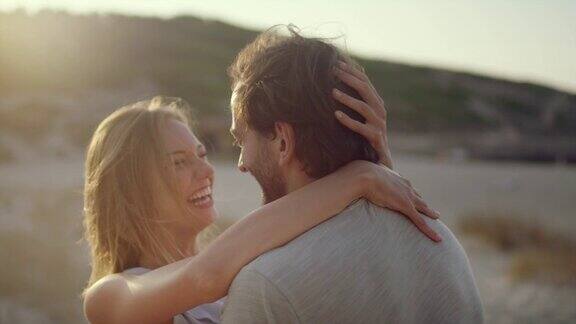浪漫的情侣在海滩上拥抱