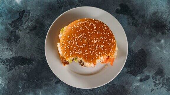 汉堡在盘子里俯视图吃美味汉堡的动画定格动作快餐