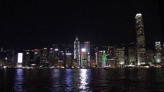 香港夜城从渡轮在维多利亚港
